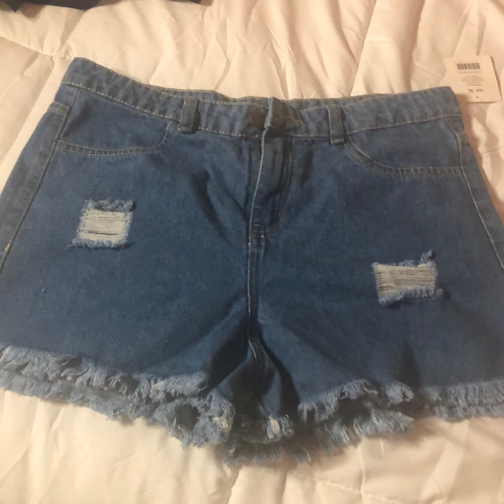 Shorts - Picture 3 of 4